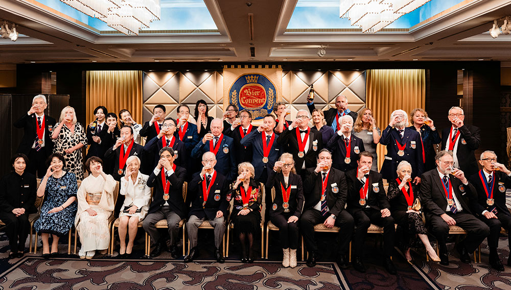 Notable und ihre Begleitungen beim 107. Freundschaftstreffen in Tokio; 6.v.re.: BCI-Präsidentin Pia Kollmar