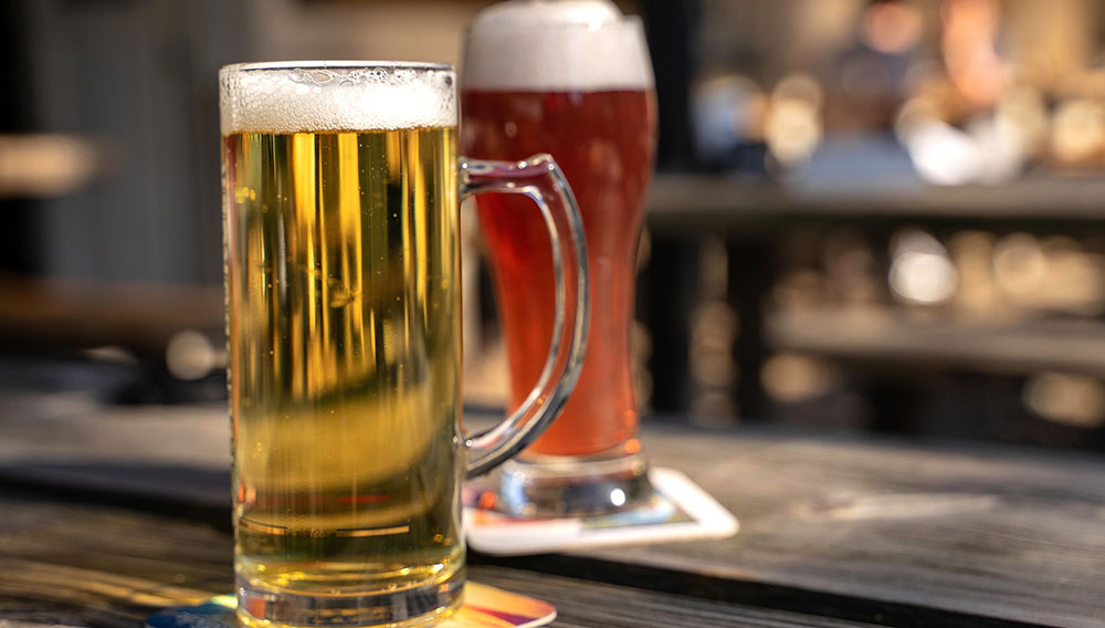 Zwei Biergläser auf einem Biergartentisch (Foto: Thorsten Frenzel auf Pixabay)