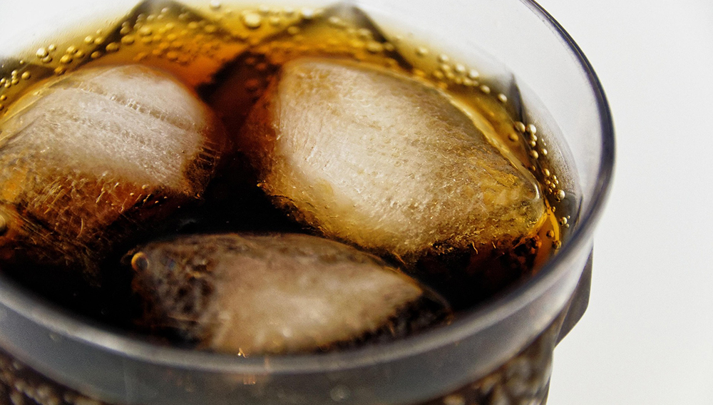 Nahaufnahme eines Glases mit Cola (Foto: Bruno auf Pixabay)