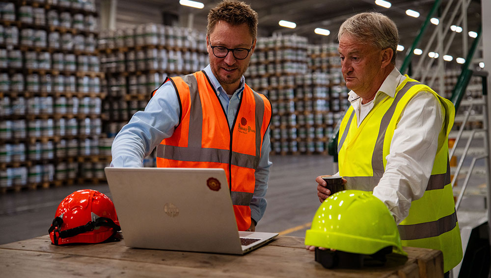 Bild zeigt Tomáš Sedláček (links) und Erik van Rikxoort bei Pilsner Urquell (Foto: IdentPro)