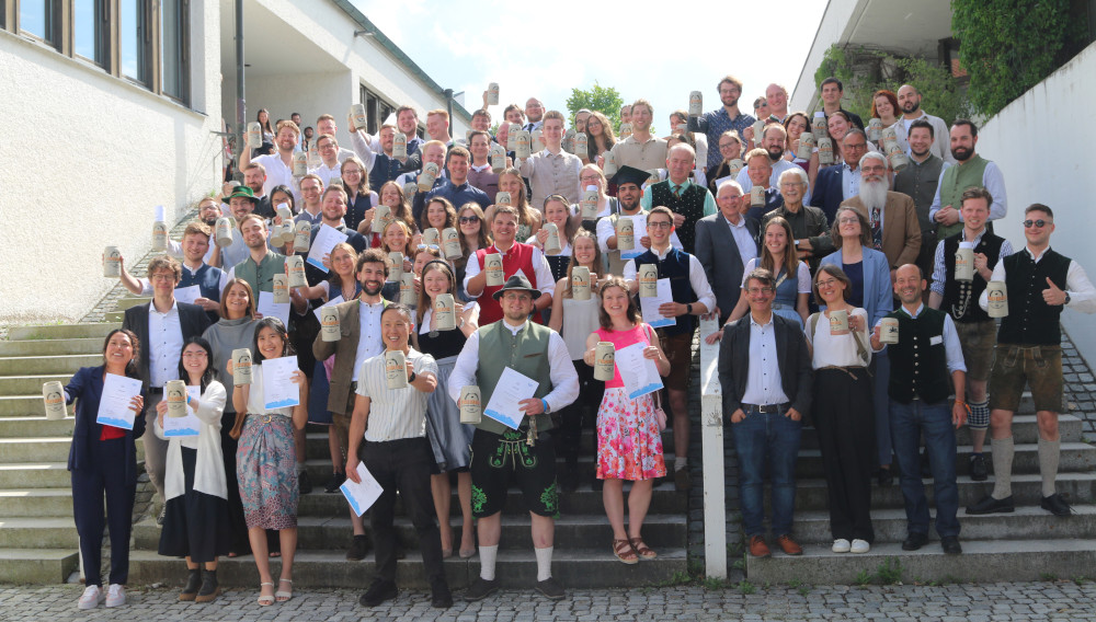 Mit Urkunde und Freibierkrug – jetzt kann gefeiert werden Gruppenfoto des Absolventenjahrgangs 2025 der TUM im Bereich Brauwesen/Getränketechnologie, Lebensmitteltechnologie und pharmazeutische Bioprozesstechnik