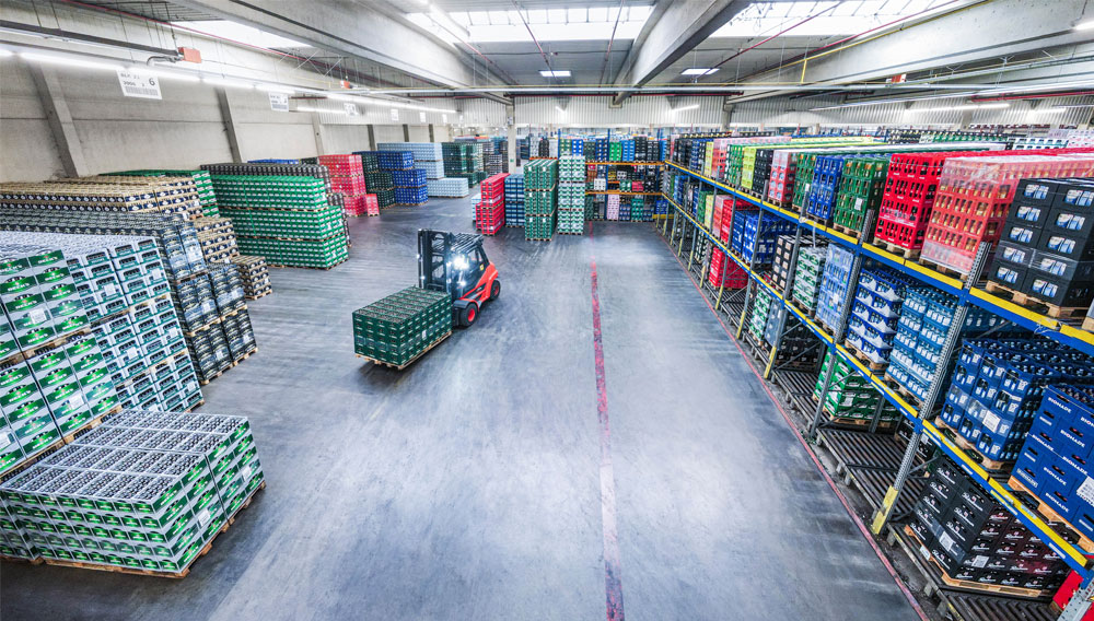 Blick in eine Lagerhalle mit Getränkekisten (Foto: DGL GmbH & Co. KG)