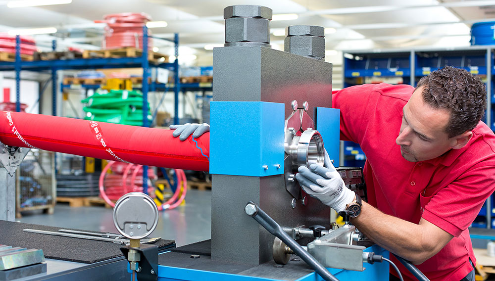 Schlauchfertigung bei Sahlberg GmbH (Foto: Sahlberg)