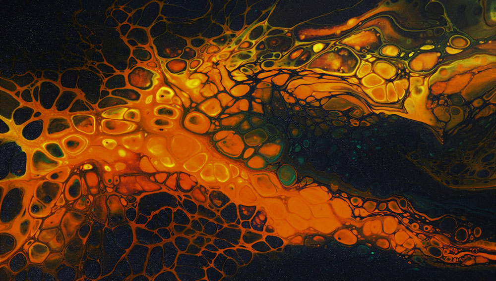 Abstraktes Bild in orange und schwarz (Foto: Susan Wilkinson auf unsplash)