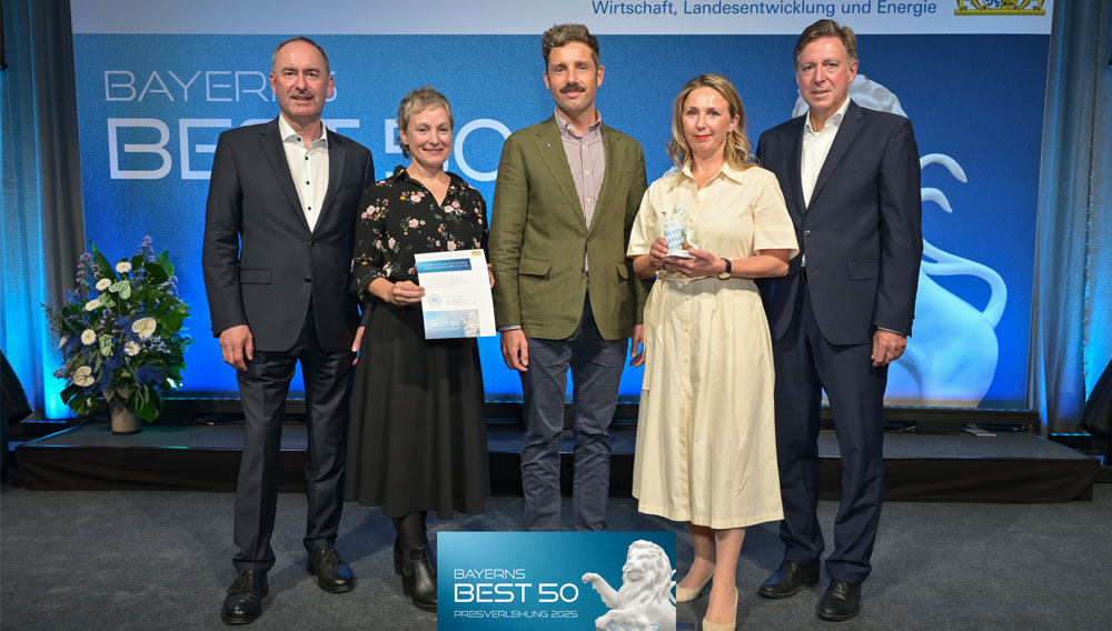 Bayerns Wirtschaftsminister Aiwanger überreichte den Preis an Rosi Maier, Bräu Maximilian Sailer und seine Frau Birgit, ganz rechts im Bild Wirtschaftsprüfer Prof. Thomas Edenhofer von der Jury Gruppenfoto von fünf Personen bei der Ehrung zu Bayerns Best 50