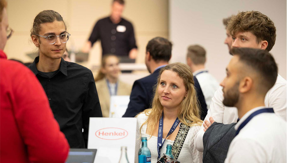 Die Fachpack 2025 geht mit zwei Neuerungen an den Start Menschen an einem Messestand