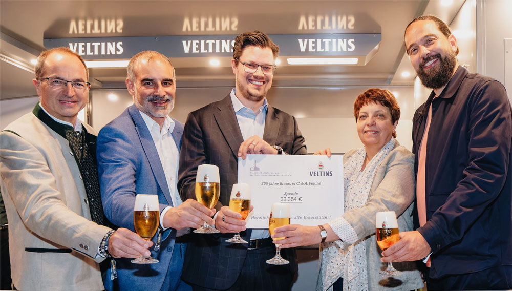 Auf dem Brauertag in Berlin (v.li.): Walter König, Dr. Stefan Kreisz, Fabian Veltins, Dr. Erika Hinzmann und Christian Weber (Foto: DBB/CHL PhotoDesign) Fünf Personen halten einen Spendenscheck in die Kamera (Foto: DBB/CHL PhotoDesign)