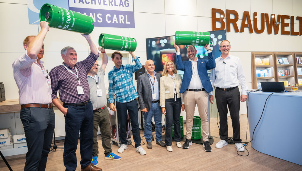 Die Gewinner des Steel Keg Awards 2025, die Keg Champions, bei der Preisverleihung in München, re. Alexander Brand (Foto: Tobias Schmitt) Die Sieger des Steel-Keg-Awards 2025 freuen sich über die Auszeichnung zum Keg Champion (Foto: Tobias Schmitt)