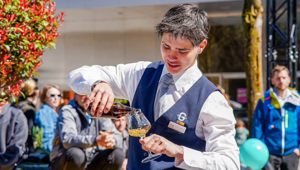 Ein Auszubildender schenkt ein Glas Bier ein (Foto: Sabrina Schneider)
