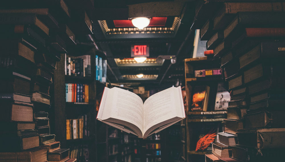 Schwebendes Buch in der Bibliothek (Foto: Jaredd Craig auf Unsplash)