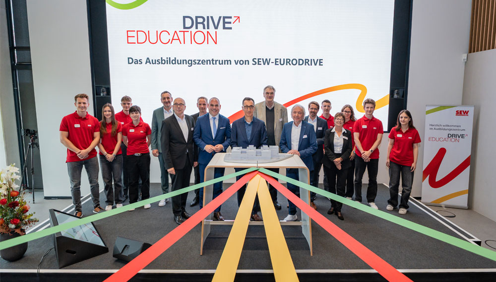Eröffnung des neuen Ausbildungszentrums Personengruppe bei der Eröffnung des neuen Ausbildungszentrums von SEW-Eurodrive
