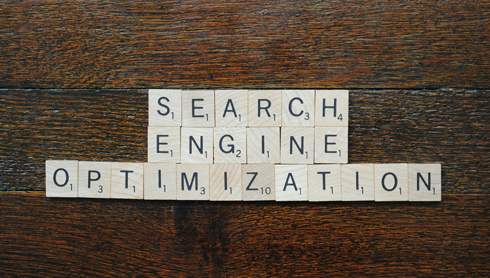 Scrabble-Buchstaben formen die Wörter Search Engine Optimisation (Foto: Sarah B auf Unsplash)