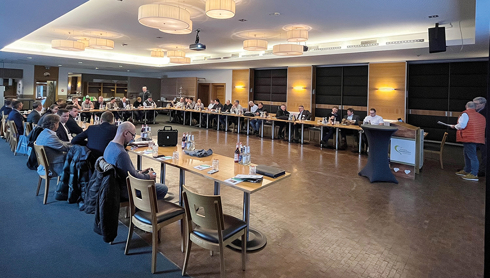 Die Teilnehmer des miho Partner-Symposiums im Seminarraum Die Teilnehmer des miho Partner-Symposiums im Seminarraum