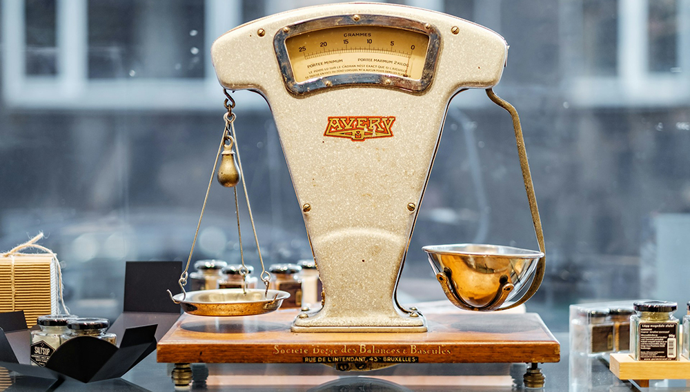 Eine alte Balkenwaage im Schaufenster eines Geschäfts (Foto: Piret Ilver auf Unsplash)