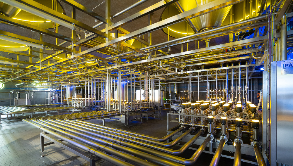 Farbig angestrahlte Rohrleitungen im Kombikeller der Staatsbrauerei Weihenstephan (Staatsbrauerei Weihenstephan, Fotocraft: Christian Schranner)