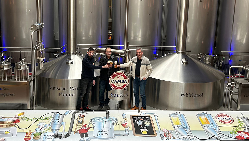 Kim Dalum (Mi.) stößt mit Markus Lohner (re.) und Michael Stangl auf die erfolgreiche Inbetriebnahme an Michael Stangl, Kim Dalum und Marcus Lohner in der Camba Bavaria Brauerei