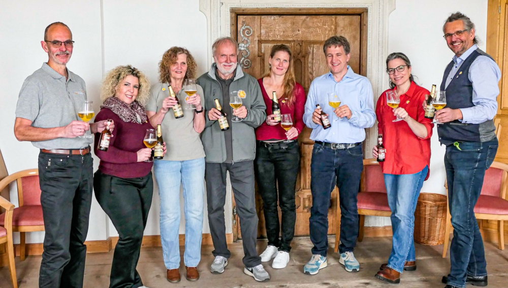 Das Präsidium des Verbandes der Diplom Biersommeliers freut sich auf viele neue Freunde. Von links nach rechts: Dr. Markus Fohr, Presse und Öffentlichkeit, Sabine Gamper, Kasse, Christine Stempfl, Mitgliederverwaltung, Dr. Wolfgang Stempfl, Weiterbildung, Nicola Buchner, Geschäftsführung, Klaus Artmann, Präsident, Martina Trottmann, Vizepräsidentin, Jens Zimmermann, Sektionen Gruppenfoto des Präsidiums des Verbands der Diplom Biersommeliers
