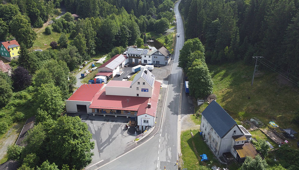 Gegründet im Jahr 1887, seit 1972 im Besitz der Familie Nickl, ist die Brauerei Hütten die letzte Brauerei im hohen Fichtelgebirge (Fotos: broesele) Brauerei Hütten aus der Vogelperspektive (Foto: broesele)