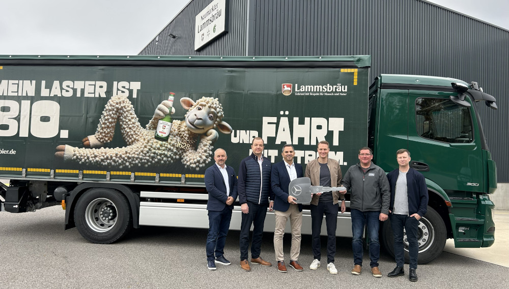 (v.li.) Nenad Aksentijevic, Sebastian Ruf, Hüseyin Çelik, alle Daimler Truck, Johannes Ehrnsperger, Christian Metschl, Günther Membarth, alle Lammsbräu (v.li.) Nenad Aksentijevic, Sebastian Ruf, Hüseyin Çelik, alle Daimler Truck, Johannes Ehrnsperger, Christian Metschl, Günther Membarth, alle Lammsbräu, vor einem E-LKW