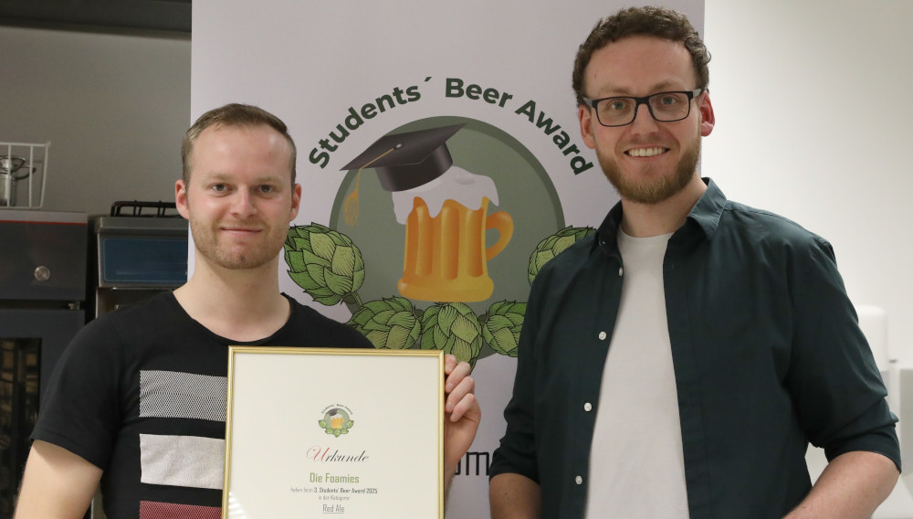 Jannik Veerkamp (li.) und Markus Schulte vom Gewinner-Team „Die Foamies“ (Foto: FH Münster/Dzemila Muratovic) Jannik Veerkamp (li.) und Markus Schulte mir Urkunde beim Students‘ Beer Award 2025 (Foto: FH Münster/Dzemila Muratovic)