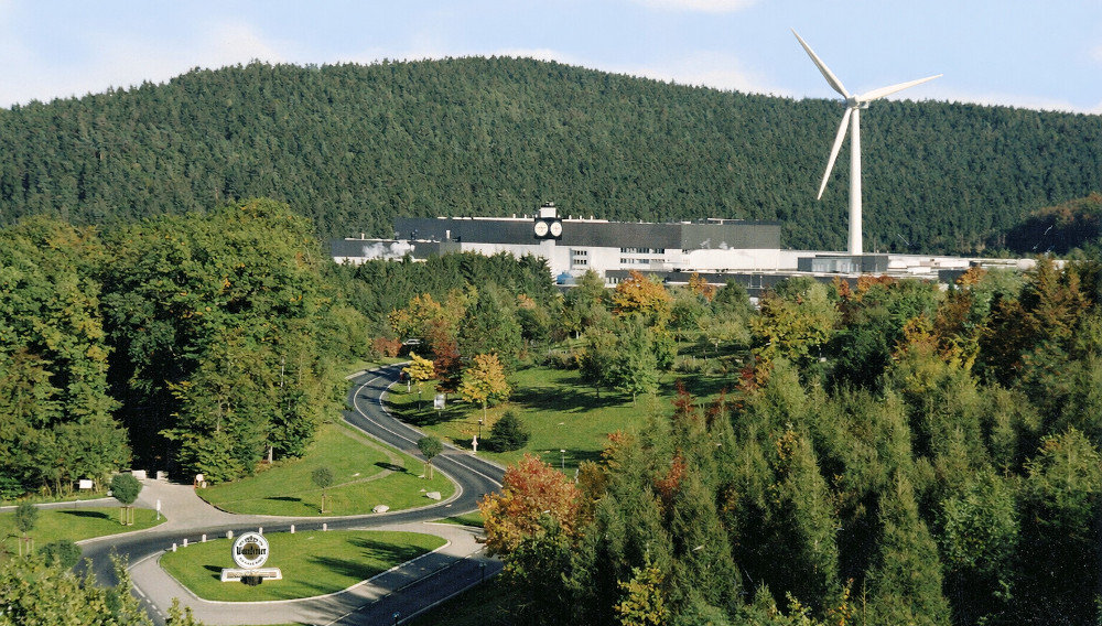 Darstellung der Windenergieanlage am Warsteiner Braustandort (Quelle: Warsteiner/KI-generiert) Darstellung der Windenergieanlage am Warsteiner Braustandort (Quelle: Warsteiner/KI-generiert)