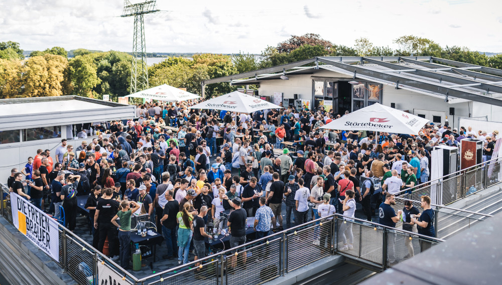 Besucher auf der Dachterasse des Störtebeker Brauquartiers bei der 9. Deutschen Meisterschaft der Hobbybrauer