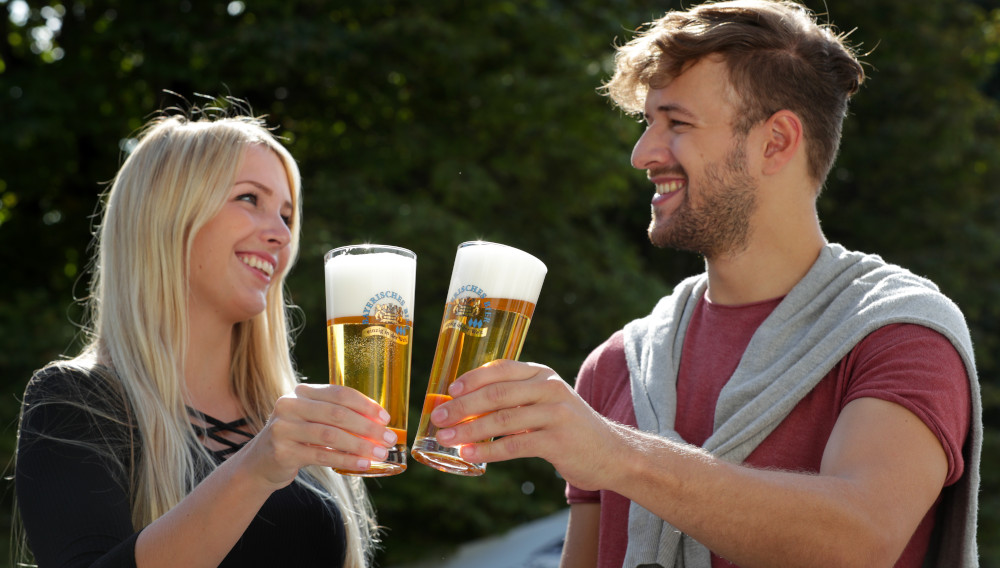 Zwei Personen stoßen mit Biergläsern an (Foto: Bayerischer Brauerbund)